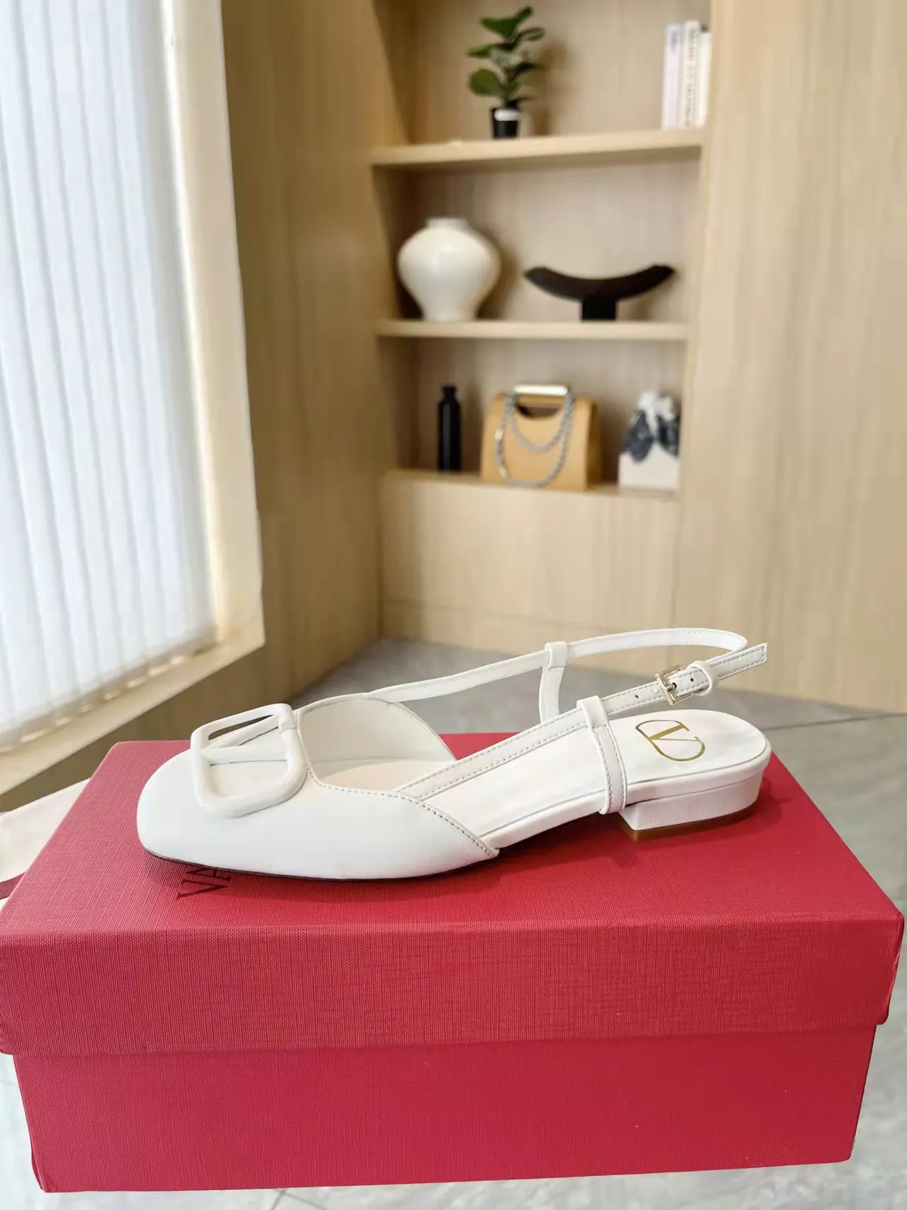 👟👟Ex-factory price 400👟👟 Genuine leather sole +40 Top version 𝑉𝐴𝐿𝐸𝑁𝑇𝐼𝑁𝑂 Valentino new spring and summer women's back hollow new sandals. Unique V-buckle hardware accessories bring out a full sense of luxury. The new season will live up to expectations! Worth buying★Absolutely high-grade❥Original method, Absolutely sensual❥Elegant style, creating a different feeling, simple and elegant style!  Code number: 35-41 (34-42 customized, non-returnable) Fabric: Imported sheepskin Inner foot pads: Inner sheepskin Heel height: 2 cm Leather outsole Rubber outsole